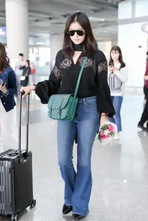 蒋欣真瘦了穿西服搭紧身裤走机场造型洋气剪短发更显成熟魅力
