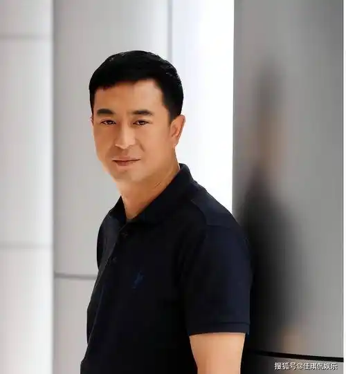 张嘉译最新照片曝光,头发斑白,弓腰驼背,病痛让他须倚人搀扶!