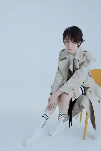 诸葛大力扮演者成果帅气风衣摆拍