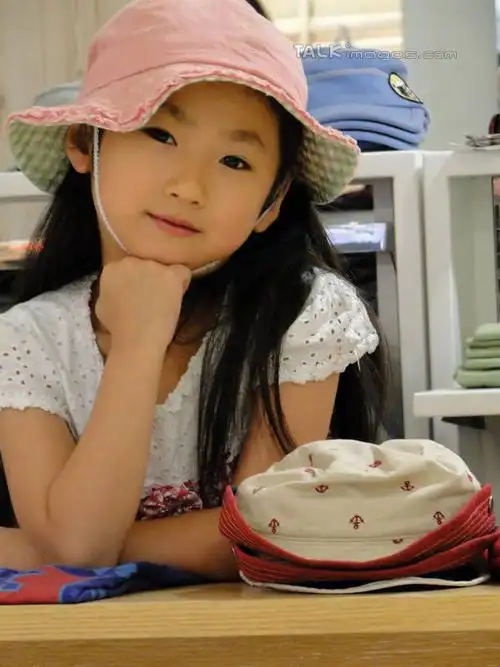 许多,撑,吊挂,悬挂,服装,挂,托腮,休闲装,黄种人,小孩,衣服,粉色,遮阳