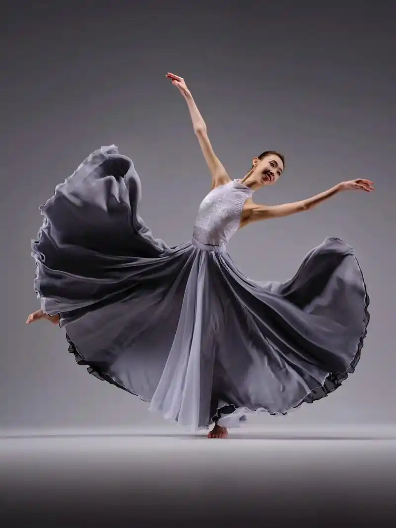 感受不一样的唯美灰调大裙摆舞蹈写真的魅力.