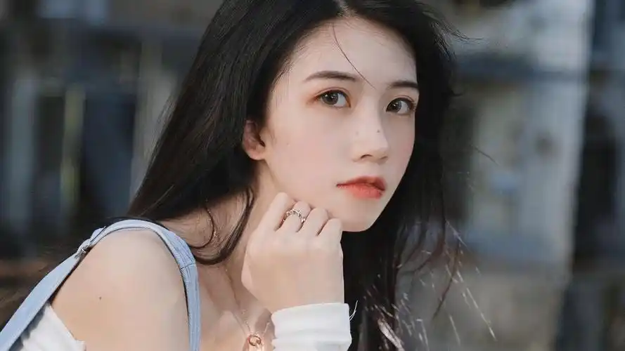 香肩美女性感诱惑写真