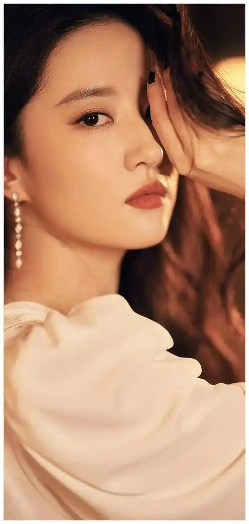 特此披露茜茜的个人资料身高170cm,体重53kg,血型b型,星座处女座.