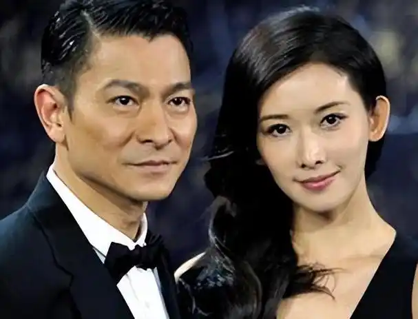 七位当红女星都曾和他表白钟爱刘德华,而华仔却只爱朱丽倩一人