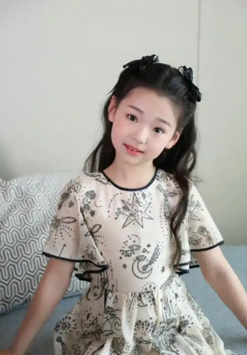 且不说小酒窝的父母是明星,就算她是普通人家的女儿,这样的长相也招人