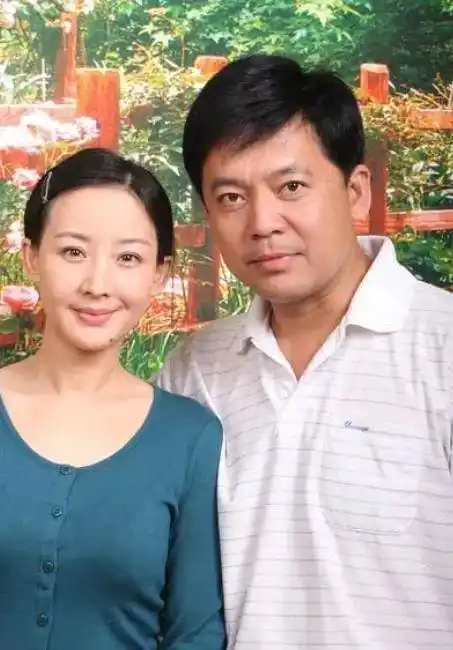 网友笑称何政军妻管严,怕老婆,那又如何?