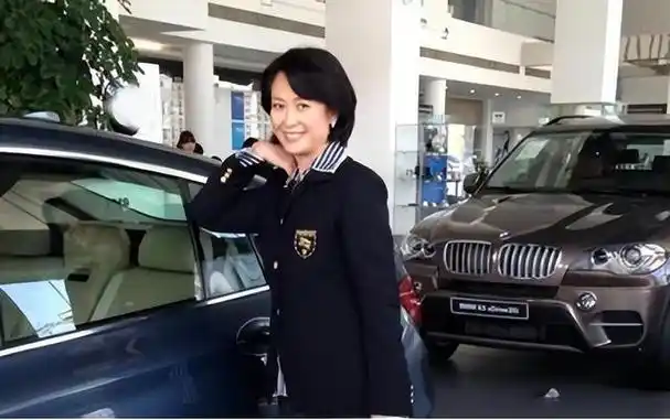 回顾90年代爆红美女明星左翎带女儿再婚获幸福60岁越活越漂亮