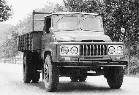 中国第一台东风卡车!当年最受欢迎的军民两用车,还认得说明老了