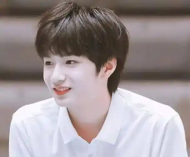 原创坐公交车偶遇刘耀文素颜精致像开美颜生图堪称颜值巅峰