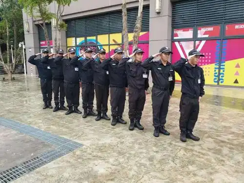 保安员没有鲜艳华丽的服饰,风雨中巡逻,烈日下站岗,尽心尽力保护着