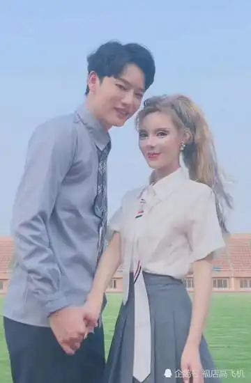 迪丽拉穿白色旗袍,谁注意到灿宇搂她的手?网友:这么见外的吗?