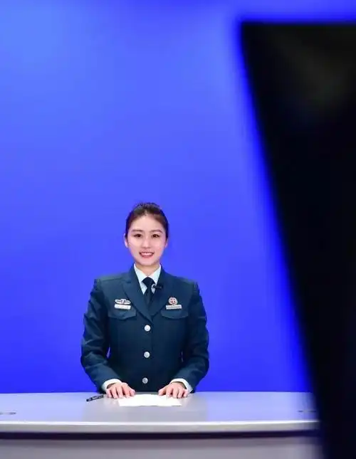 节日爆照穿军装的她们又美又飒