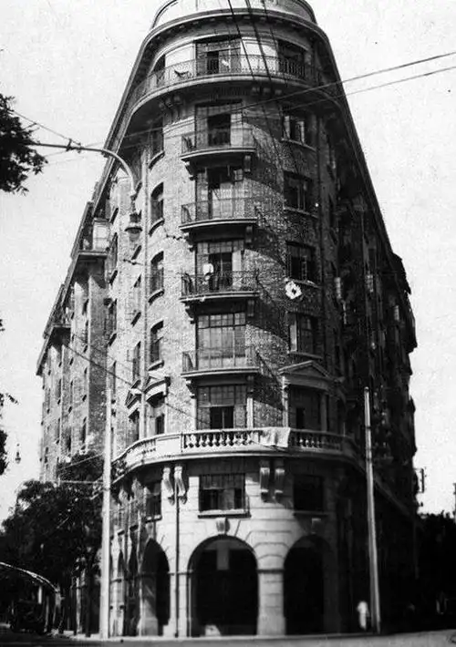 由万国储蓄会出资兴建,是上海第一座外廊式公寓大楼