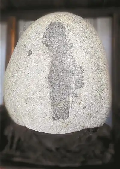 奇石上"画"出日本少女(图)