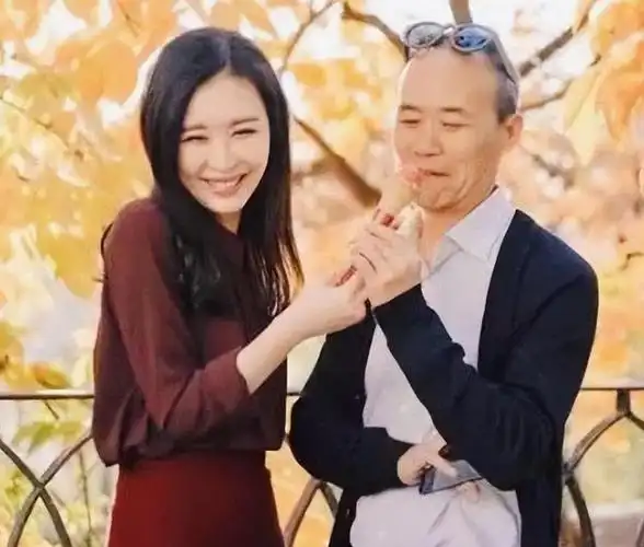 她曾被汤臣一品少爷抛弃转身嫁大30岁富豪如今成人生赢家