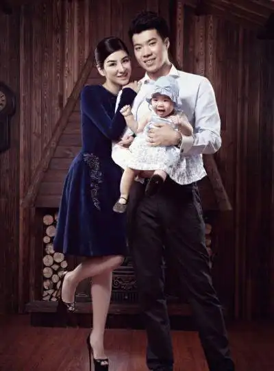 网易娱乐12月12日报道 黄奕老公黄毅清前几日突然连发数条微博,控诉