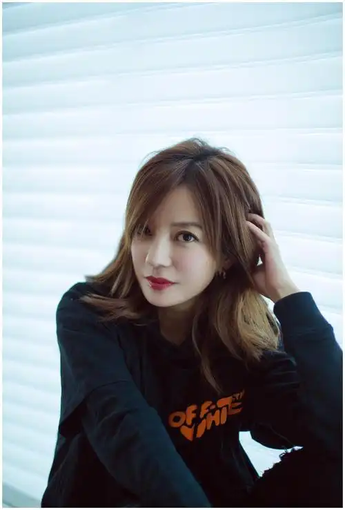 在2019年,,赵薇也曾多次被拍到抽烟的照片,而且基本上都是在一些比较