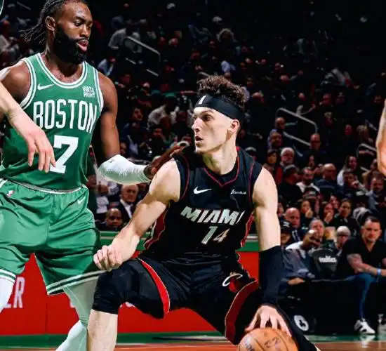 最终,热火队以111-101战胜凯尔特人队,将比分追成1-1平.