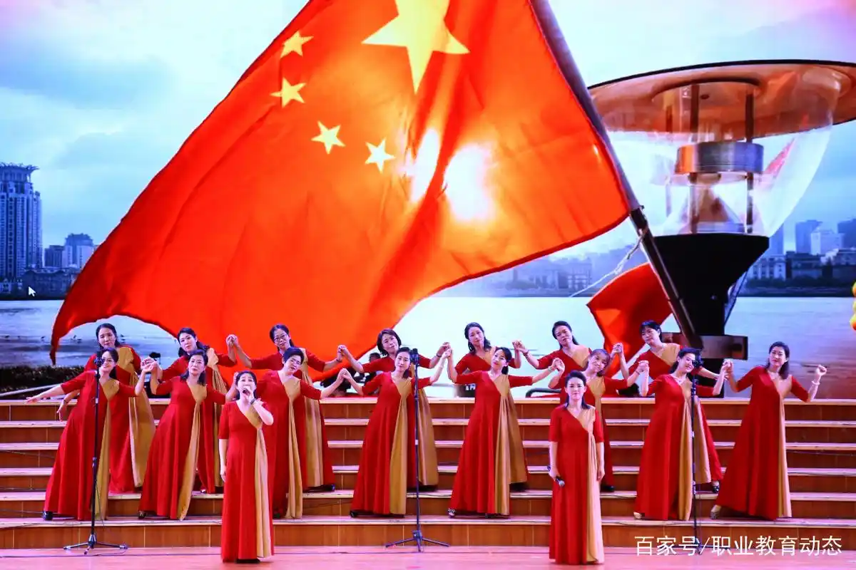 神木职教中心举行迎国庆百人合唱红歌比赛