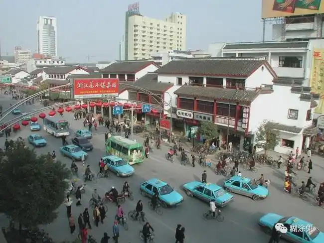 城市广场农产品展销会现场