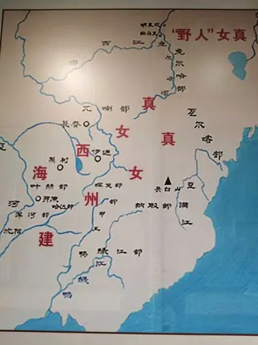 在努尔哈赤统一女真各部落前,女真族散落在白山黑水间,主要有建州女真