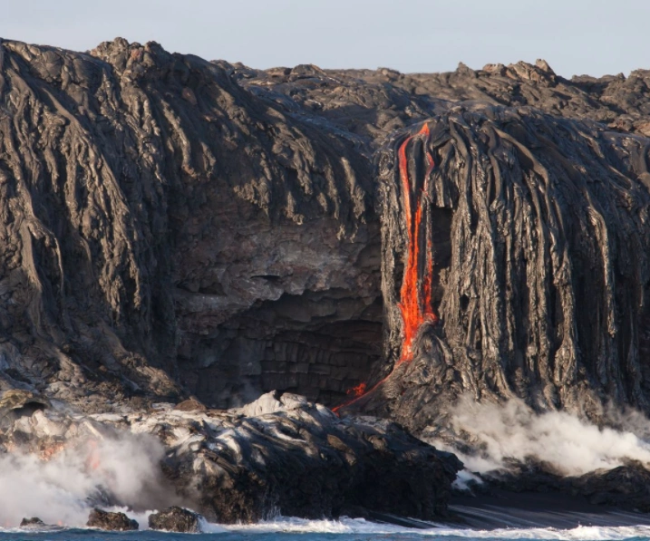 夏威夷岛的五大盾形火山分别为冒纳罗亚火山(mauna loa,最大的火山,活