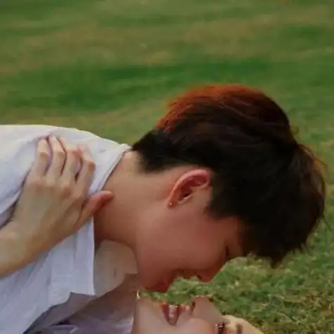 幸福拥抱在一起的情侣头像一对