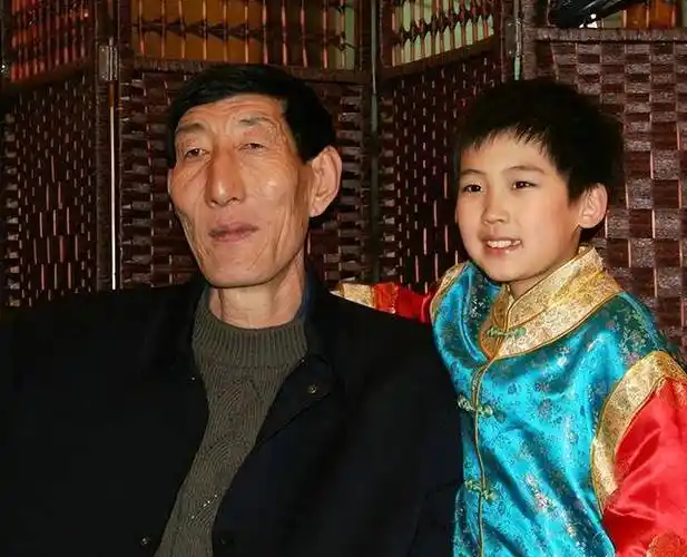 毕竟鲍喜顺的身高就是从那个时候开始的,假如他的儿子也在15岁开始