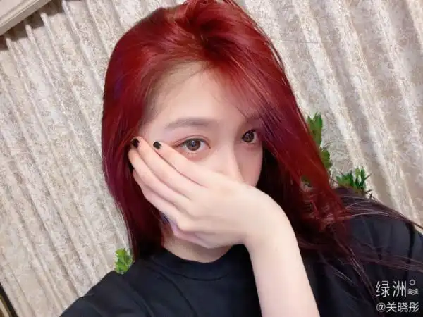 暗酒红色头发图片女生,关晓彤悄悄染酒红色头发亮相 - 天华易学