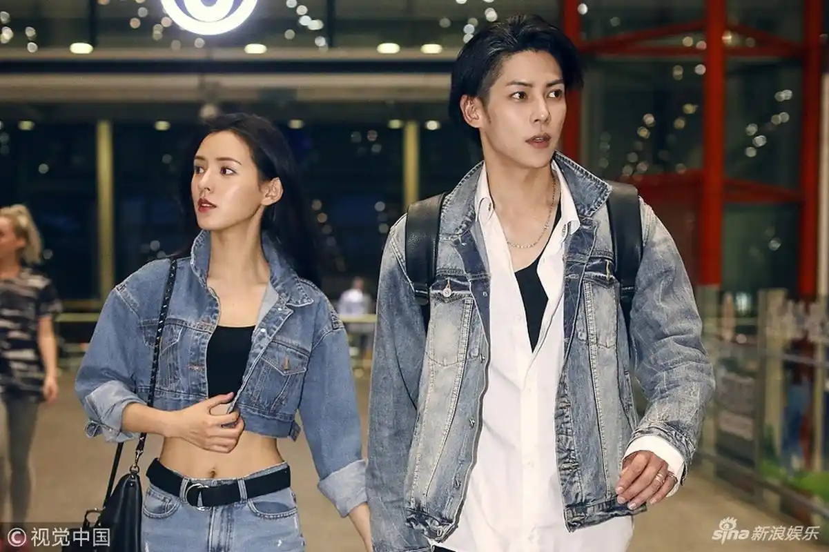 张予曦与男友甜蜜牵手秀恩爱小蛮腰大长腿吸睛