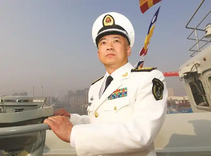 中国第一艘航空母舰"辽宁舰"舰长,1969年出生于浙江长兴,海军大校军衔