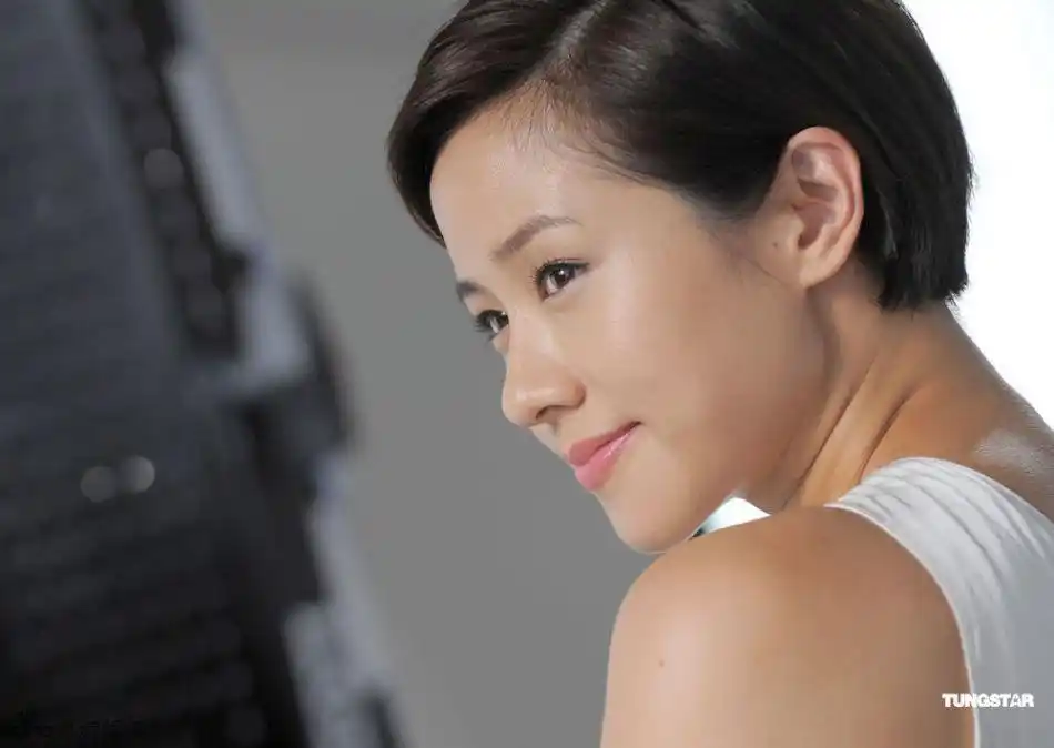 林嘉欣产后复工甜美依旧