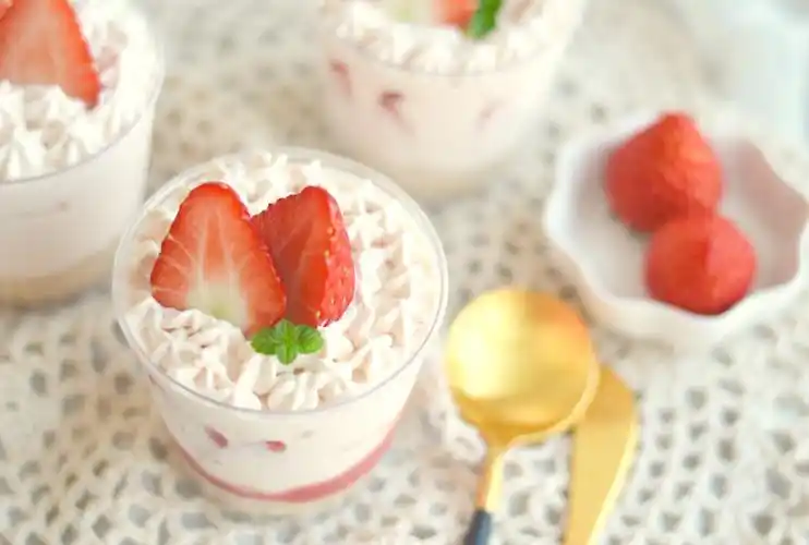 草莓慕斯杯:1.消化饼干打碎,杯底铺一层消化饼干末.2.