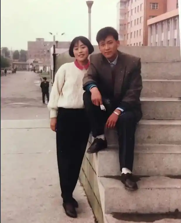 老照片:九十年代情侣照,性情洒脱,十分恩爱