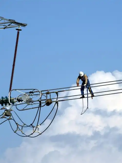 高空作业的电力工人