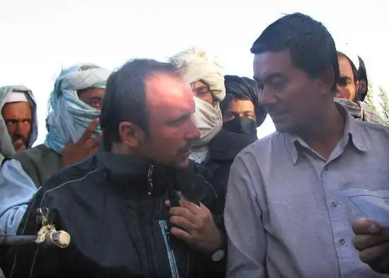图文:四名遭塔利班绑架的红十字国际委员会工作人员获释(2)