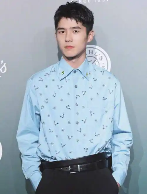 刘昊然穿prada钉珠衬衫亮相活动,往日学生模样变帅气型男-第2张图片