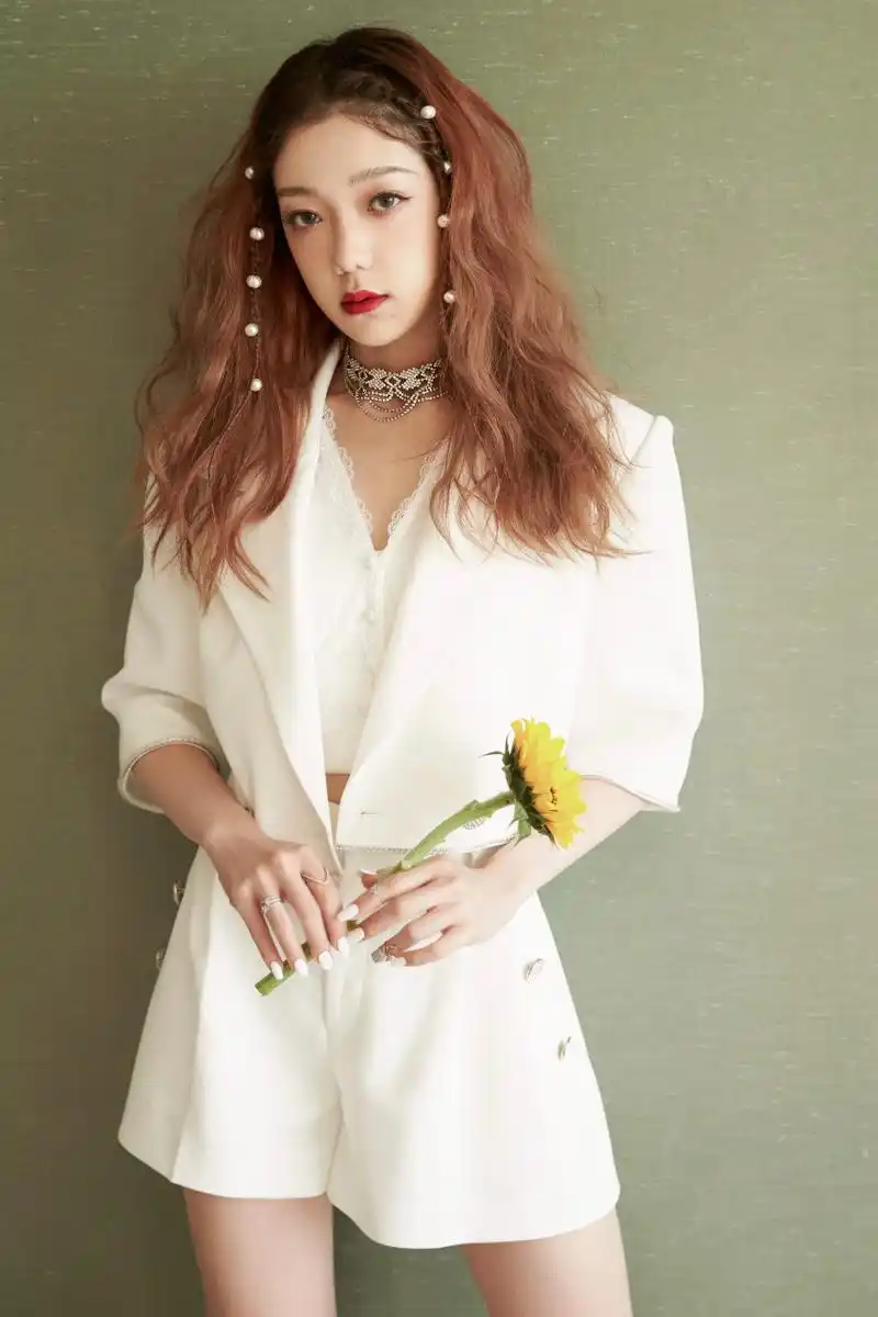 硬糖少女303组合队长希林娜依.高的个人封面照