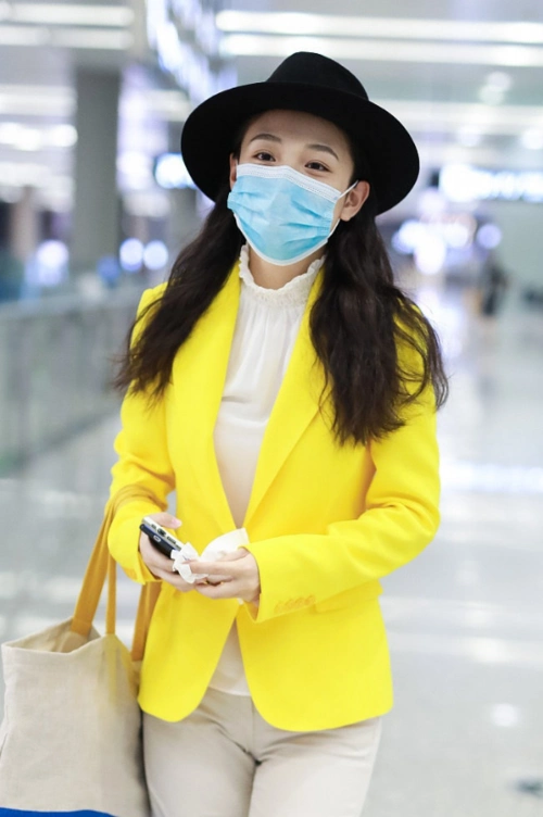 吴倩机场造型曝光,西装穿搭化身"海绵宝宝",是不是有点土?