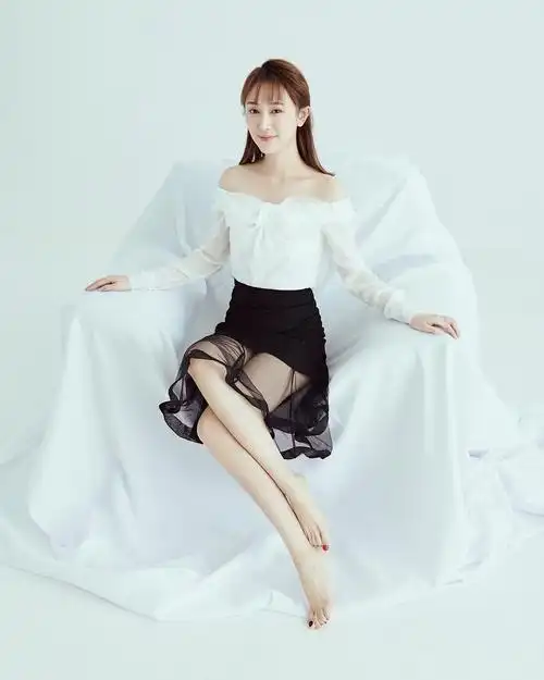 鲁佳妮夏日写真曝光 清新自然浪漫纯净__凤凰网