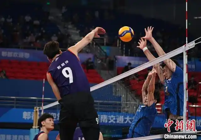 上海队4号队员韩添伊在扣球. 安源 摄