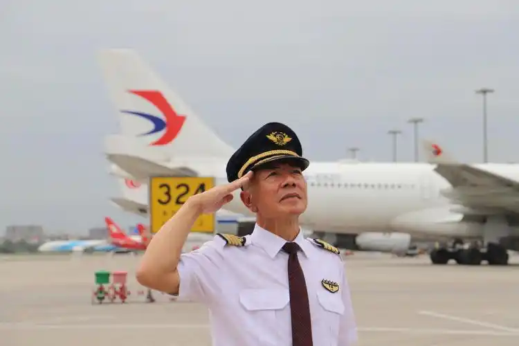 东航五星机长上官伟宏我仍是那个心怀蓝天的少年