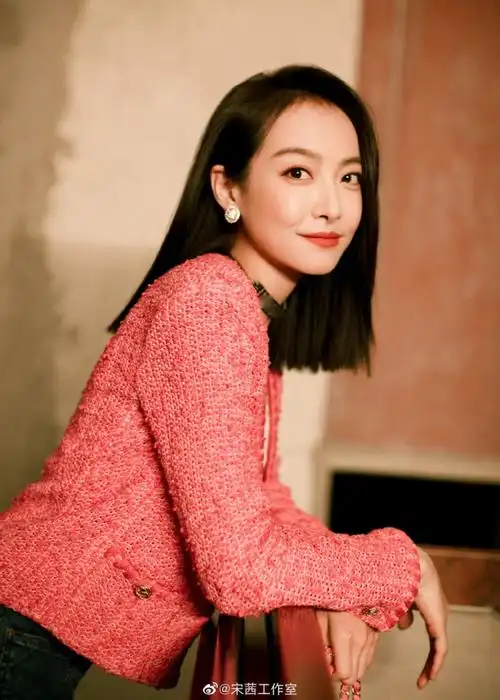 宋茜生活照短背心露腹肌秀好身材