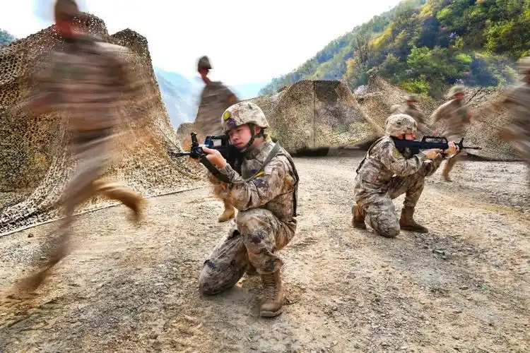 火箭军某旅保障分队开展应急训练,保持战备状态.陈玉杰  摄