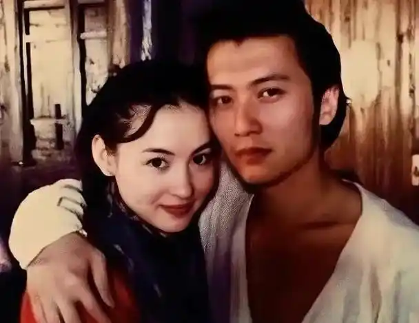 2012年,谢霆锋与张柏芝的婚姻走到了尽头,两人宣布分道扬镳.