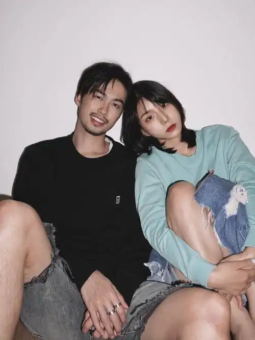 情侣甜蜜大头贴拍照姿势