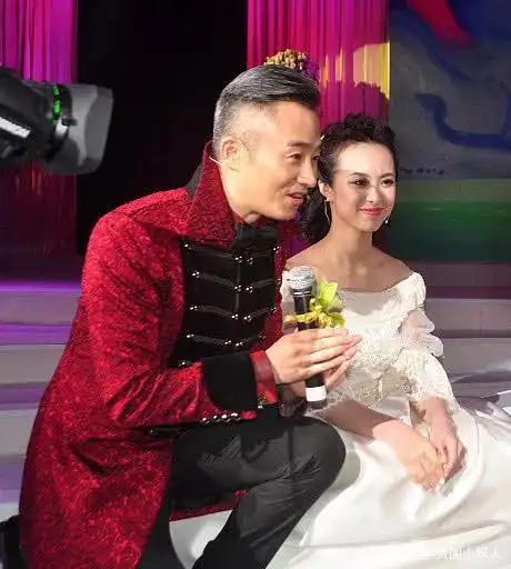 主持人程雷老婆近照,年轻漂亮有才华,如今担心5岁儿子像他