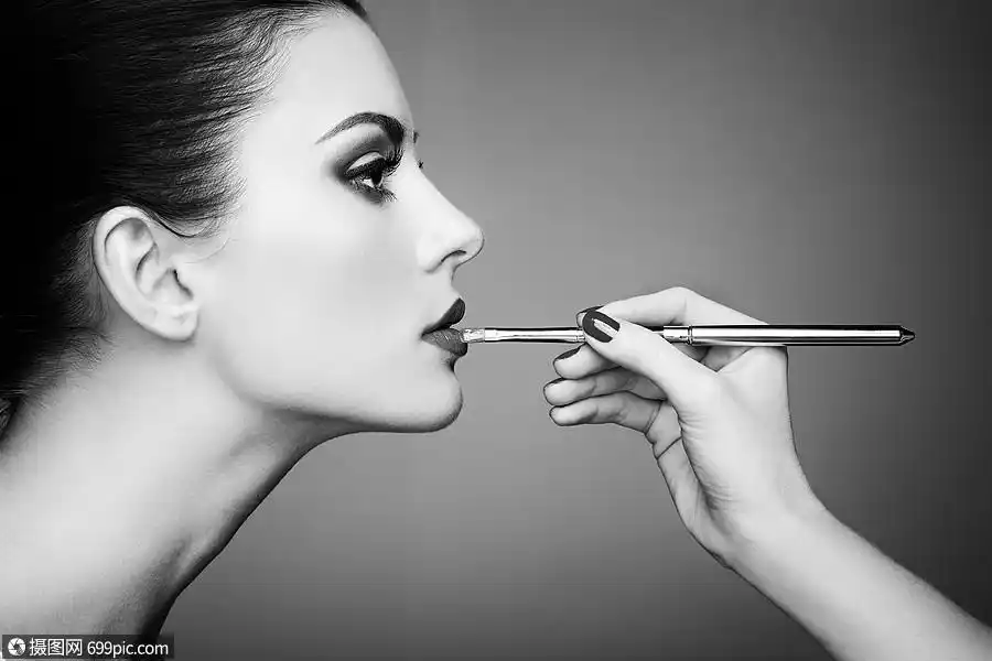 化妆师涂口红漂亮的女人脸完美的妆容黑白相间