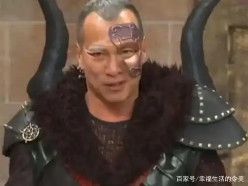 还记得《萌学园》中的暗黑大帝吗?穿上帅气西装之后,男神范十足