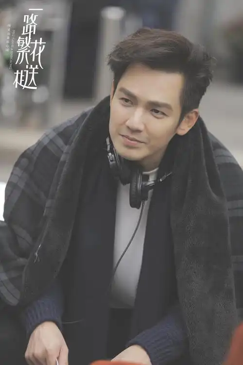 钟汉良新剧《一路繁花相送》漫步米兰剧照曝光